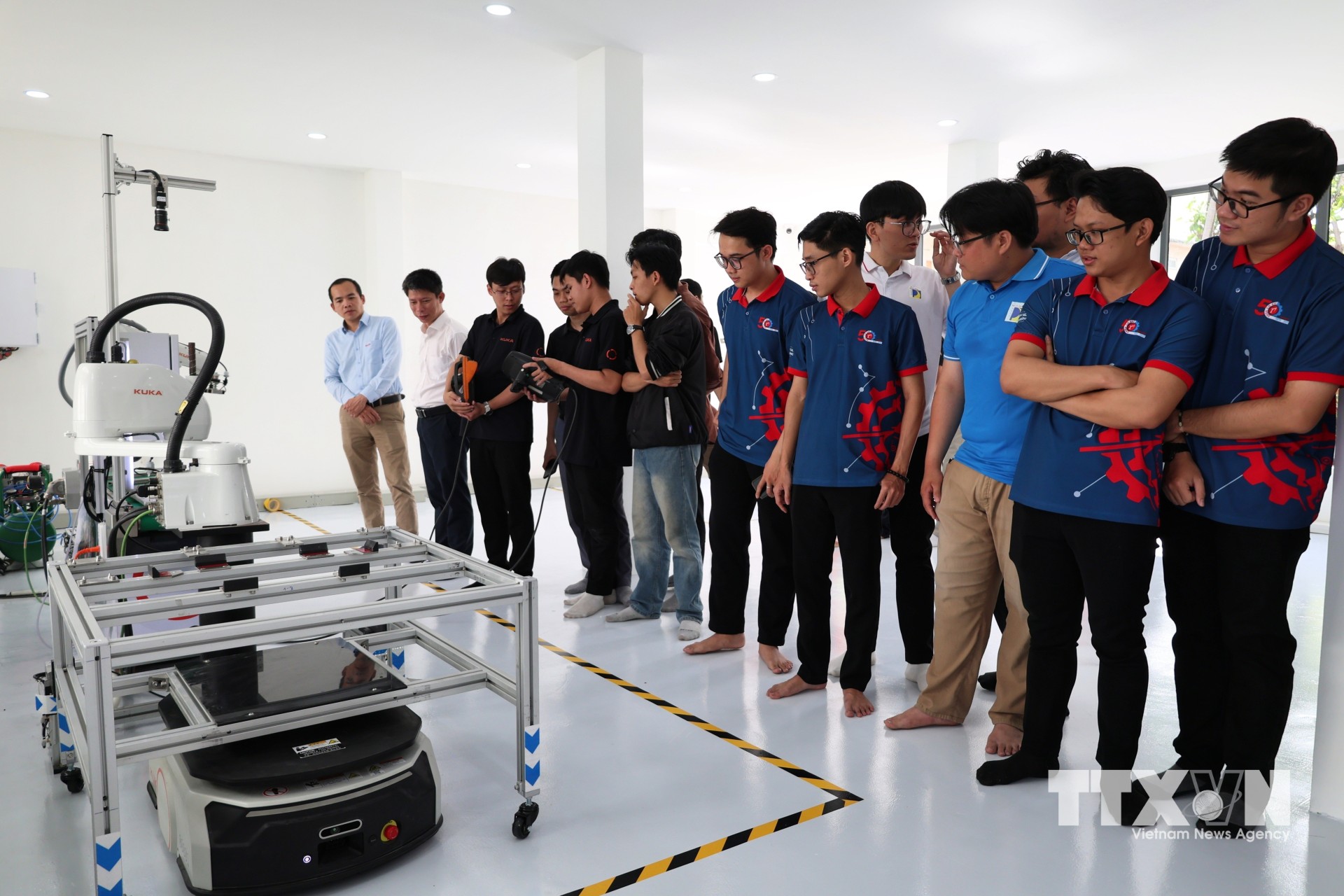 Sinh viên ngành kỹ thuật của Trường Đại học Bách khoa, Đại học Đà Nẵng, thực hành lập trình và vận hành robot công nghiệp trong giờ học tại phòng thí nghiệm. (Ảnh: Xuân Quý/TTXVN)